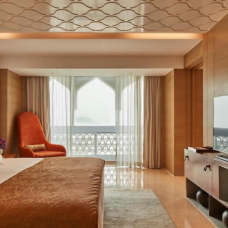The Taj Mahal Tower, Mumbai Hotel Kültér fotó A bedroom at Taj Bengal