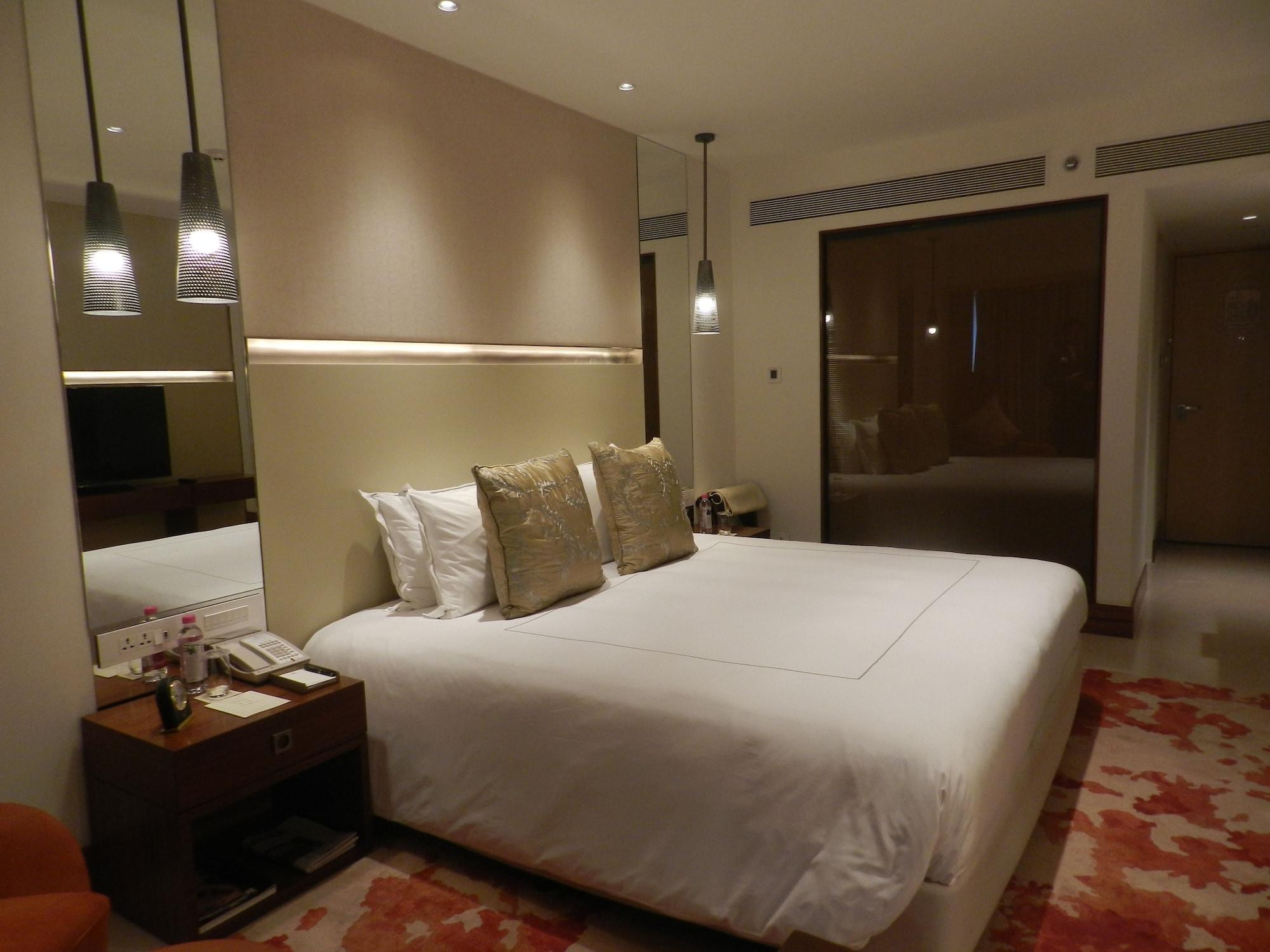 The Taj Mahal Tower, Mumbai Hotel Kültér fotó A bedroom at the Taj Mahal Palace