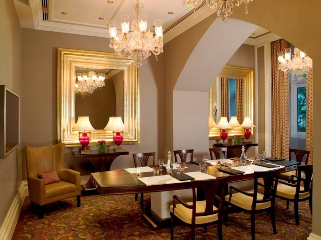 The Taj Mahal Tower, Mumbai Hotel Kültér fotó The Club at Changi Airport