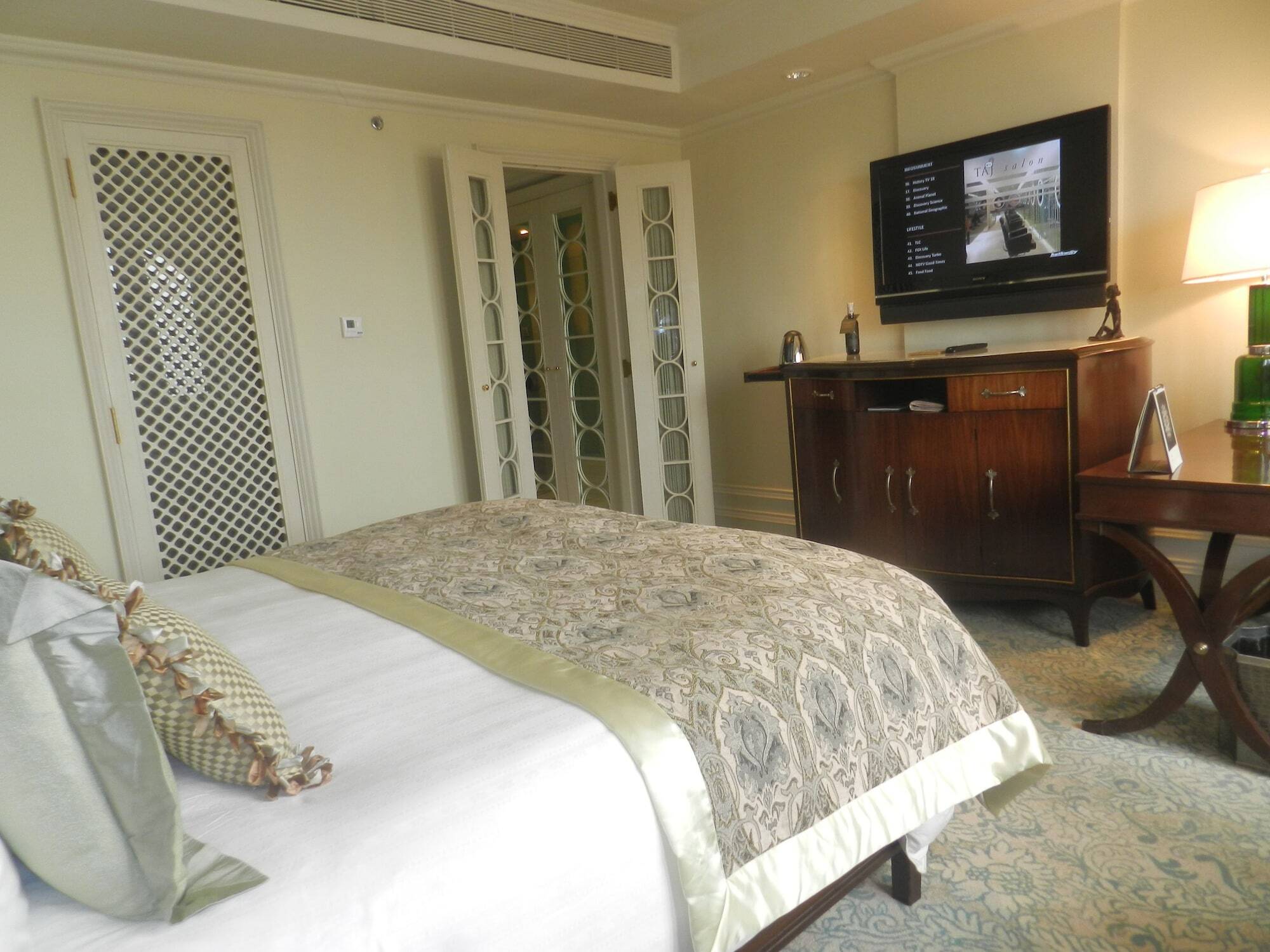 The Taj Mahal Tower, Mumbai Hotel Kültér fotó A bedroom at the Taj Mahal Palace