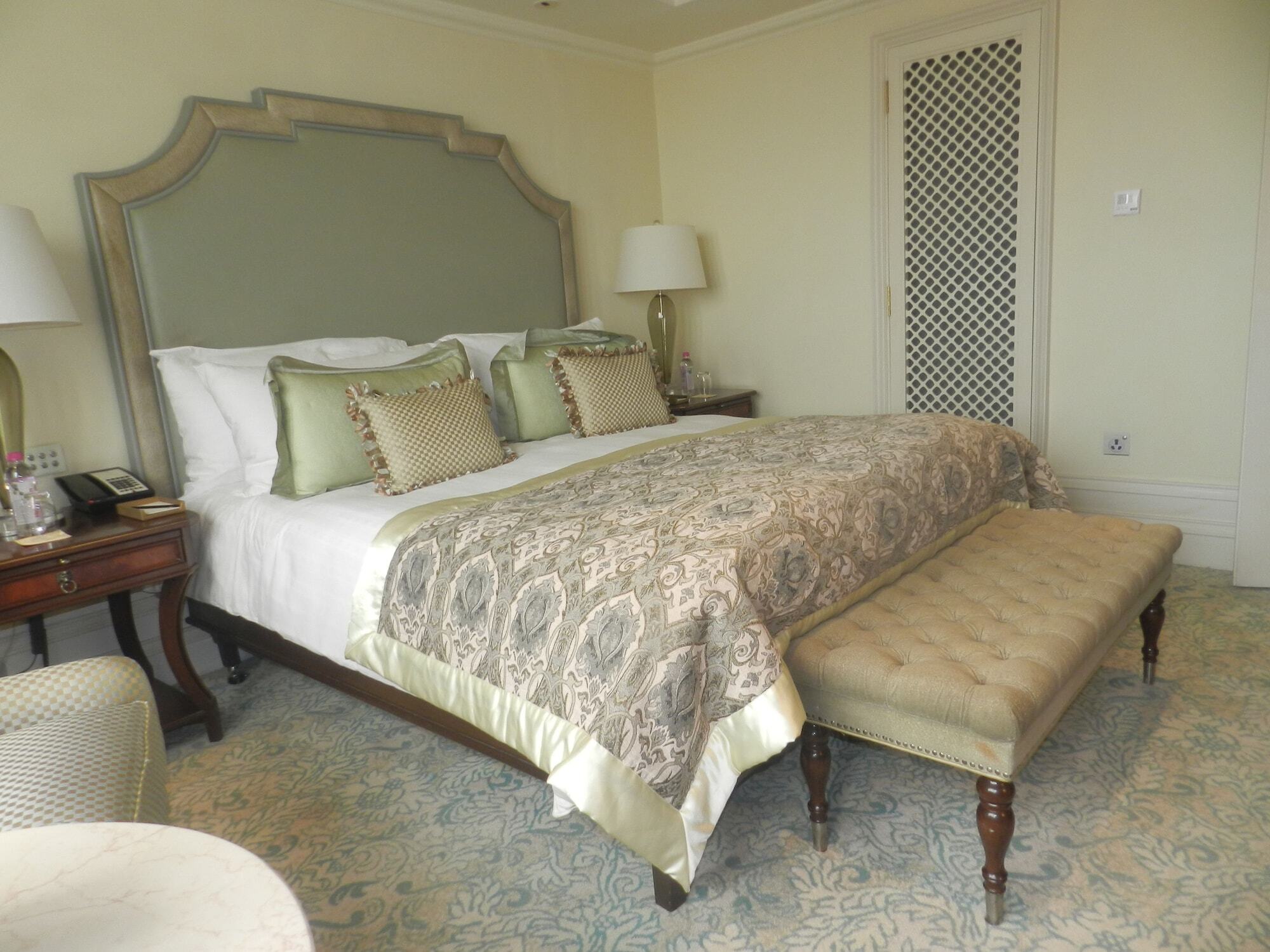 The Taj Mahal Tower, Mumbai Hotel Kültér fotó A bedroom at the Taj Mahal Palace