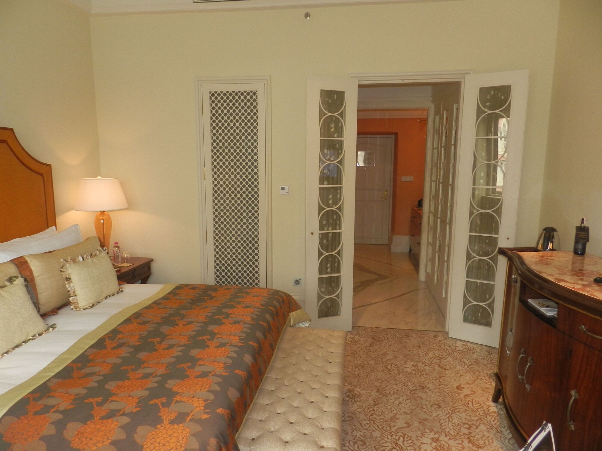 The Taj Mahal Tower, Mumbai Hotel Kültér fotó A bedroom at the Taj Mahal Palace