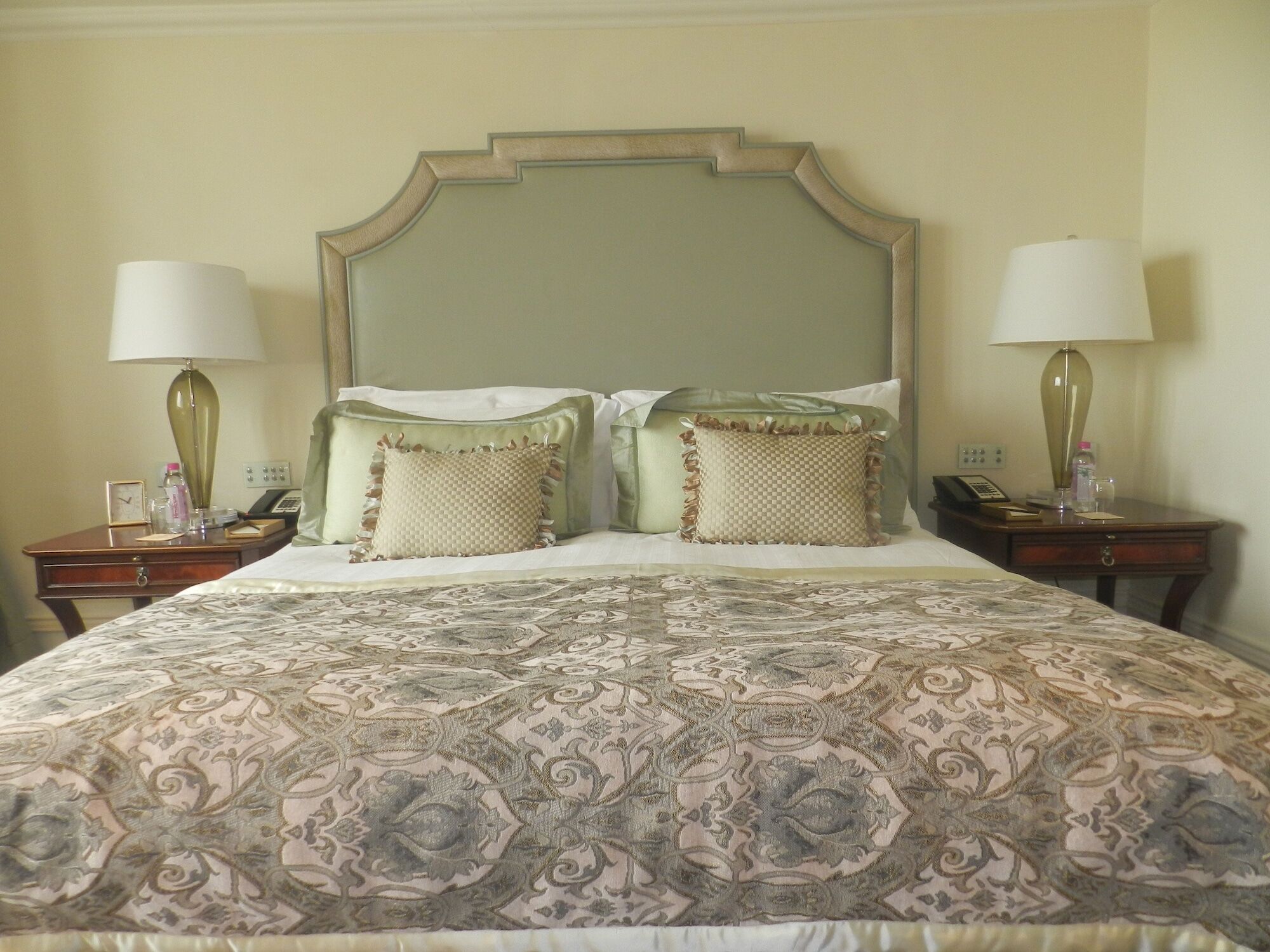 The Taj Mahal Tower, Mumbai Hotel Kültér fotó A bedroom at the hotel